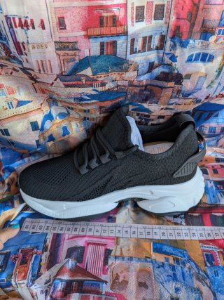 Zapatillas deportivas negras y blancas