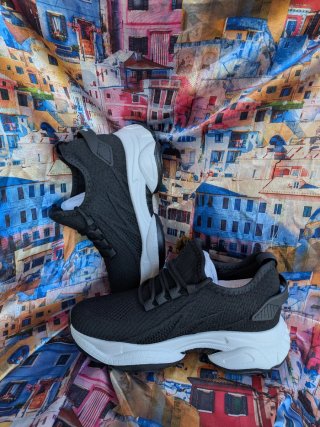 Zapatillas deportivas negras y blancas