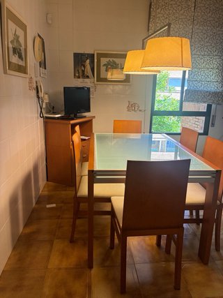 Mesa de comedor de madera y cristal y 6 sillas