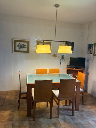 Mesa de comedor de madera y cristal y 6 sillas