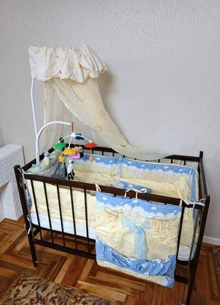 Cuna de bebé con móvil y dosel