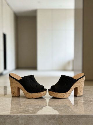 Sandalias de plataforma negras y beige