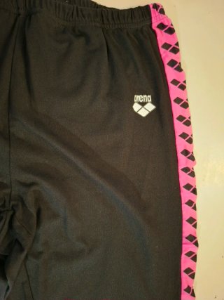 Pantaloni sportivi Arena neri con banda rosa