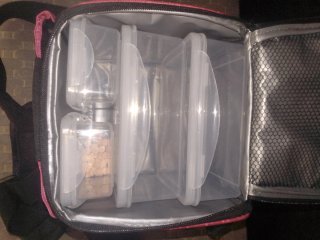Nevera portátil con recipientes