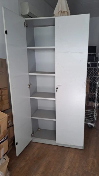 Mueble con llaves y estanterías por dentro