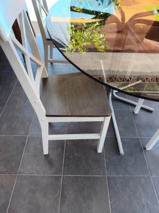 Mesa de cristal y 4 sillas