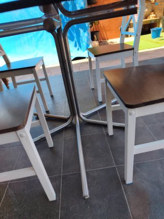 Mesa de cristal y 4 sillas