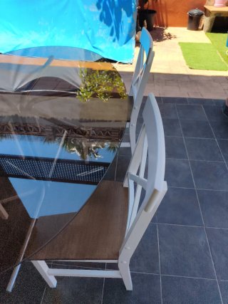 Mesa de cristal y 4 sillas
