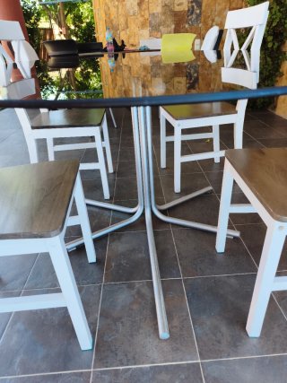 Mesa de cristal y 4 sillas