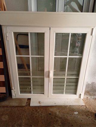 Ventana blanca con persiana