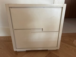 Mesita de noche de madera blanca