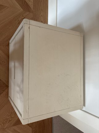 Mesita de noche de madera blanca