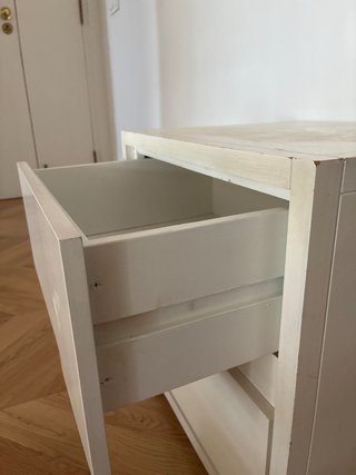Mesita de noche de madera blanca