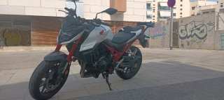 Honda Hornet 750 2024 Blanca y Roja
