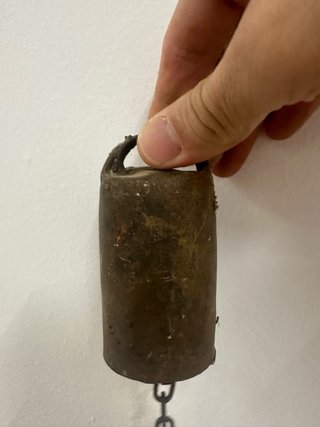 Antiguo cencerro con cadena y tirador