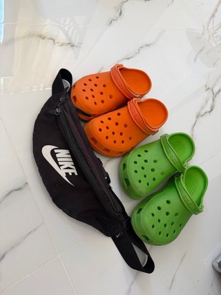 Chanclas Crocs Naranja y Verde mas riñonera nike