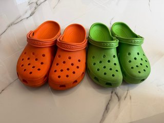 Chanclas Crocs Naranja y Verde