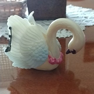 Cigno decorativo bianco con fiori