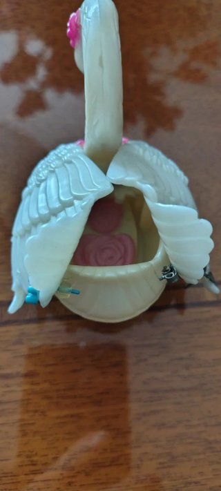 Cigno decorativo bianco con fiori