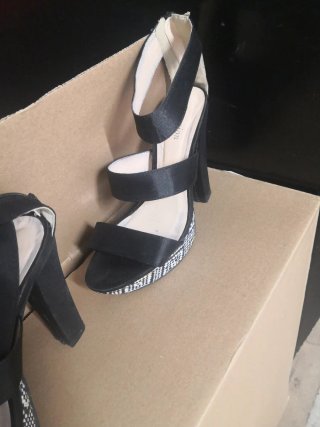 Sandalias de tacón negras y blancas