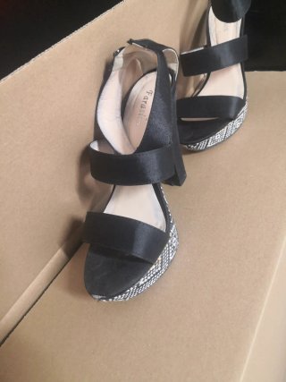 Sandalias de tacón negras y blancas