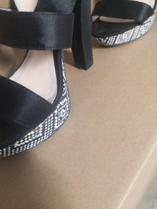 Sandalias de tacón negras y blancas