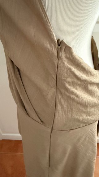 Vestido corto asimétrico beige