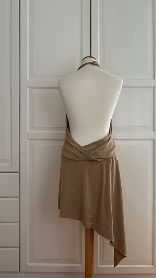Vestido corto asimétrico beige