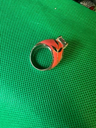 Anello con pietra e decorazioni floreali