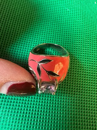 Anello con pietra e decorazioni floreali