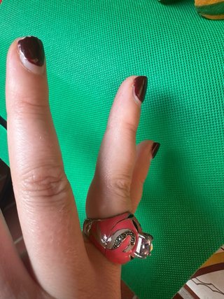 Anello con pietra e decorazioni floreali