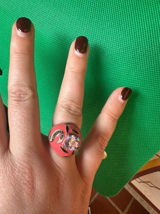 Anello con pietra e decorazioni floreali