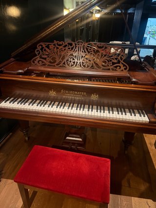 Piano de cola Schiedmayer Stuttgart