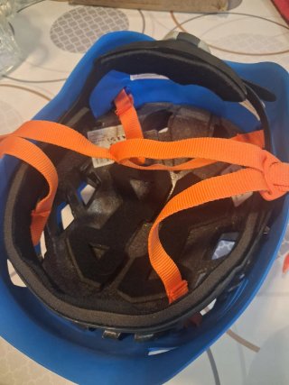 Casco de escalada azul