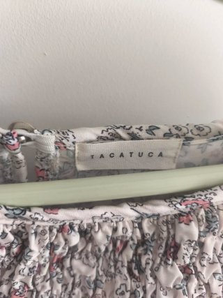 Blusa floral con cuello fruncido