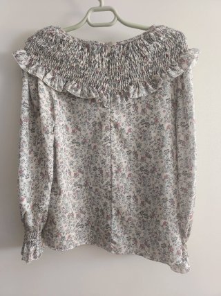 Blusa floral con cuello fruncido