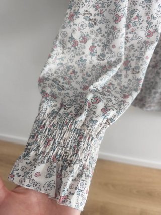 Blusa floral con cuello fruncido