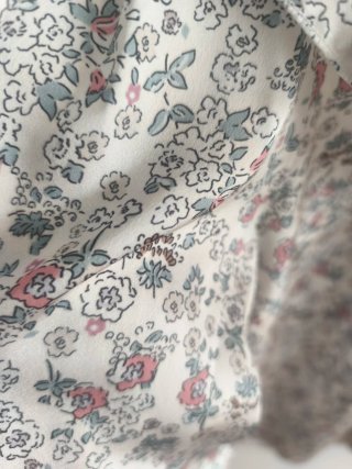 Blusa floral con cuello fruncido
