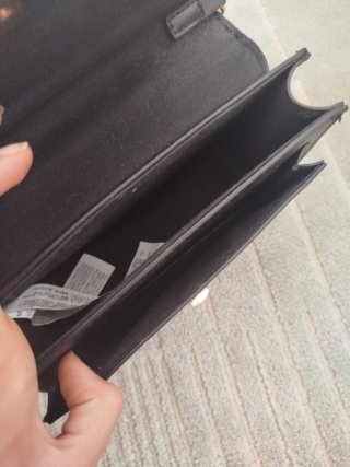 Elegante bolso negro con detalles dorados