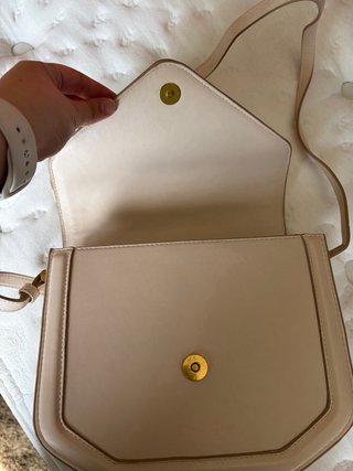 Bolso bandolera beige cierre magnetico