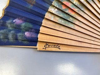 Abanico de madera y tela  pintado a mano y caja