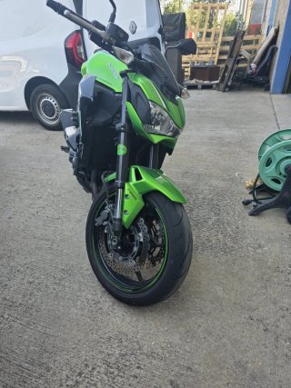Kawasaki Z900 Negra y Verde