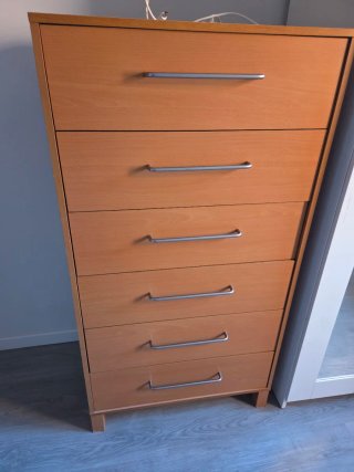 Cómoda de madera con tiradores plateados