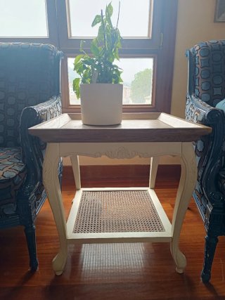 Mesa auxiliar de madera y ratán