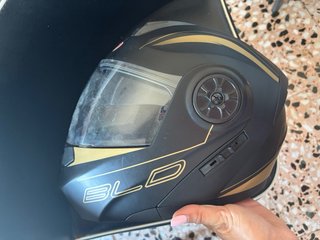Casco de moto marca BLD