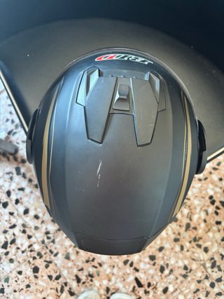 Casco de moto marca BLD