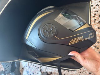 Casco de moto marca BLD