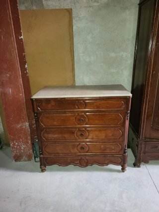 Cómoda antigua de madera con tapa de mármol