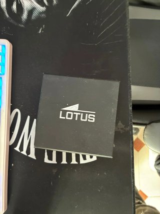 Reloj Lotus Dorado y Negro