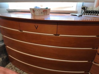 Cómoda de madera marrón